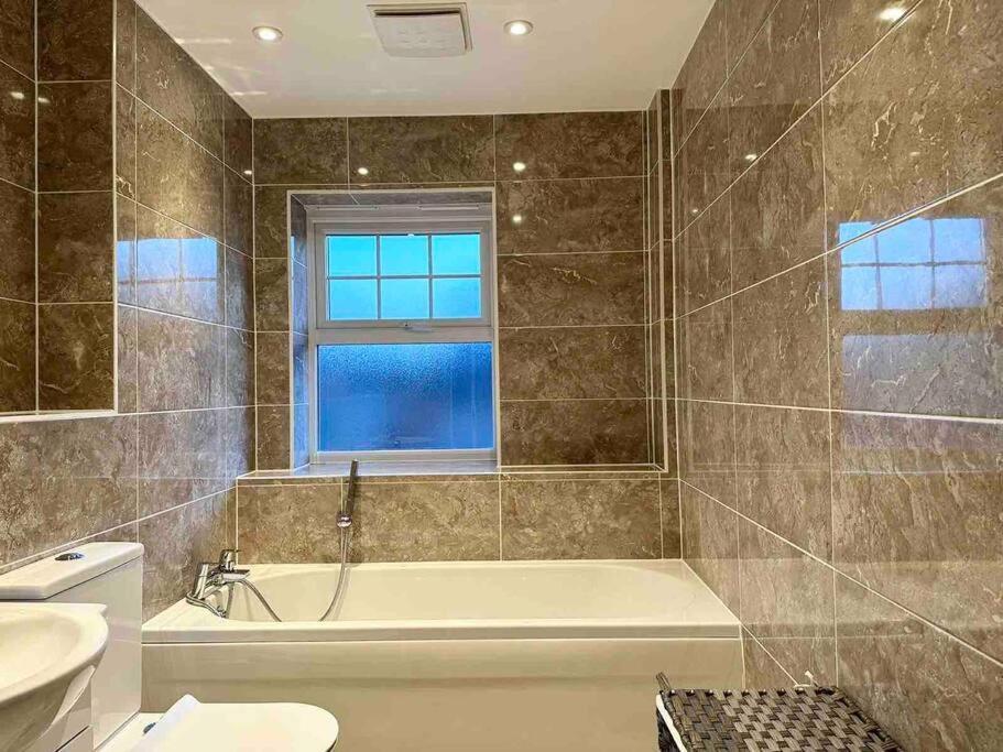 Serene Home Ideally Connected To Central London Bromley Exteriör bild